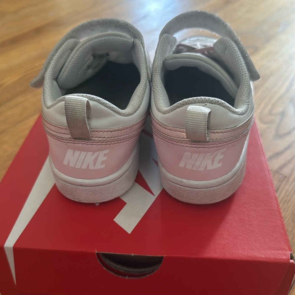 Nike sneakers for girls. - Picture 3 of 6